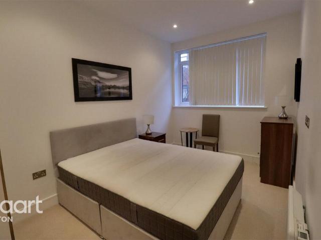 Flowers Way, LUTON 1 bed apartment to rent £1,000 pcm £231 pw