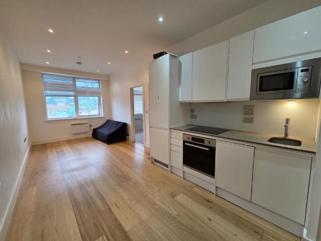 Flowers Way, LUTON, LU1 2 bed apartment to rent £1,275 pcm £294 pw