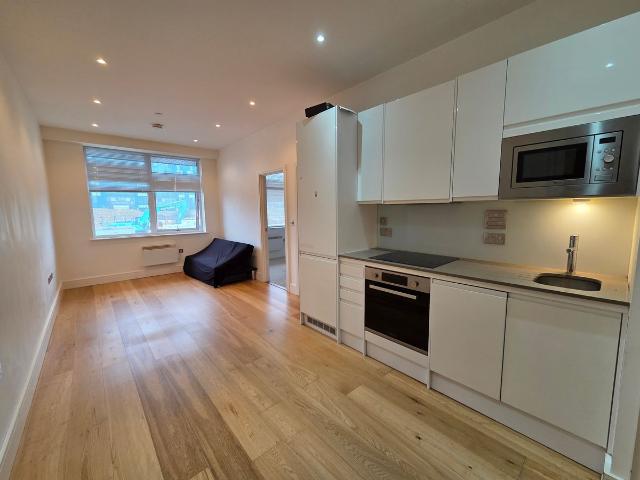 Flowers Way, Luton LU1, 2 bed flat to rent, £1,350 pcm | PrimeLocation
