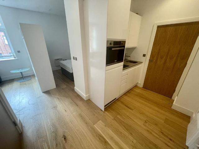 Flowers Way, Luton, LU1 Studio to rent £900 pcm £208 pw