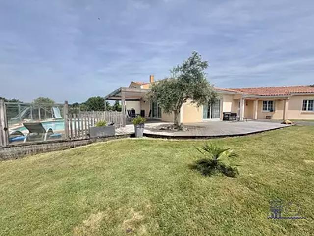 Floirac 17120 Achat / Vente maison 8 pièces t8 piscine terrasse