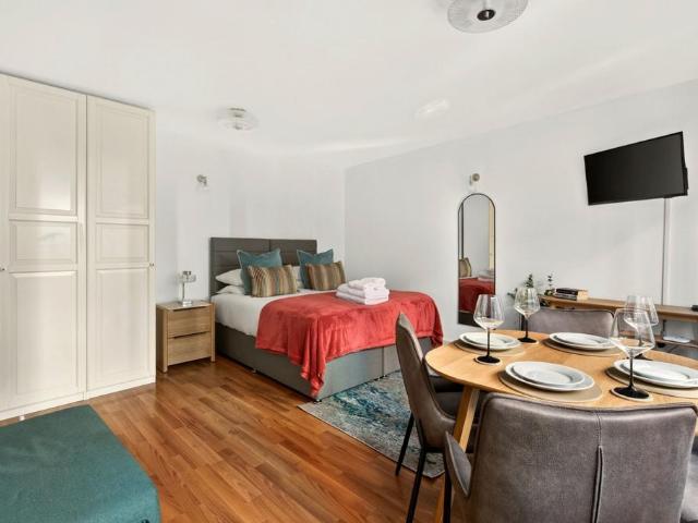 Floral Street, London WC2E Studio to rent £2,250 pcm £519 pw