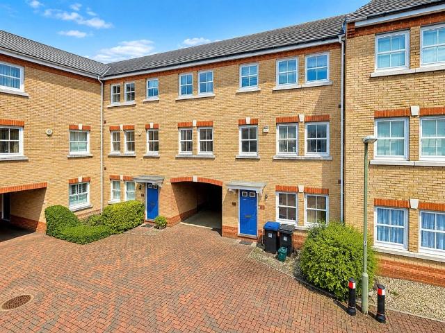 Florence Way, Knaphill, Woking, Surrey GU21, 5 bed terraced house to rent, £3,200 pcm | PrimeLocation