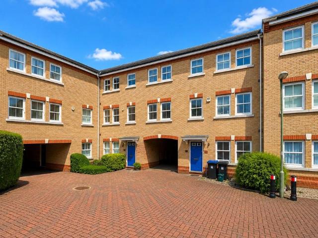 Florence Way, Knaphill, Woking. 5 bed terraced house to rent £2,700 pcm £623 pw