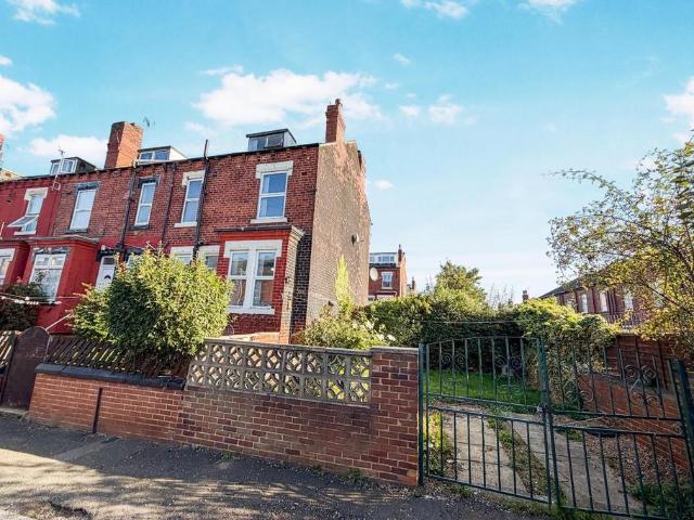 Florence Avenue, Leeds 2 bed end of terrace house to rent £1,100 pcm £254 pw