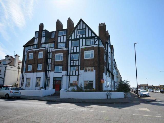Florence Court, Cornwall Gardens, CT9. 2 bed flat to rent £900 pcm £208 pw