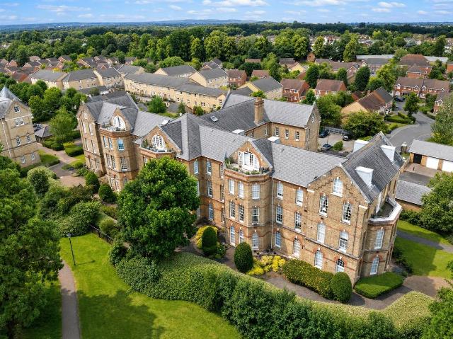 Florence Court, Knaphill, Woking, Surrey GU21, 2 bed flat to rent, £1,550 pcm | PrimeLocation