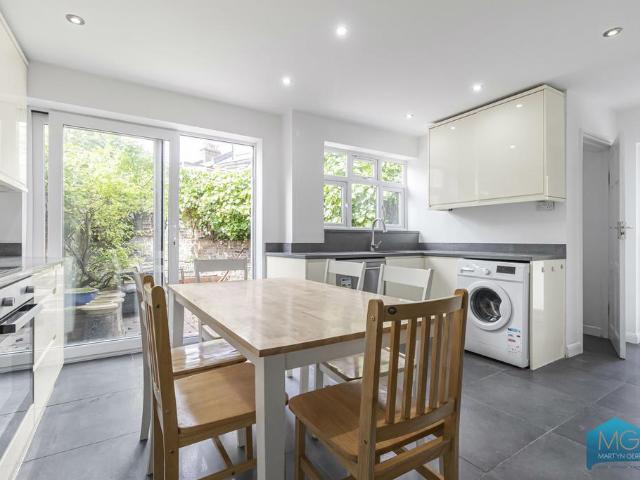 Florence Road, Finsbury Park, London, N4 4 bed semi detached house to rent £5,000 pcm £1,154 pw