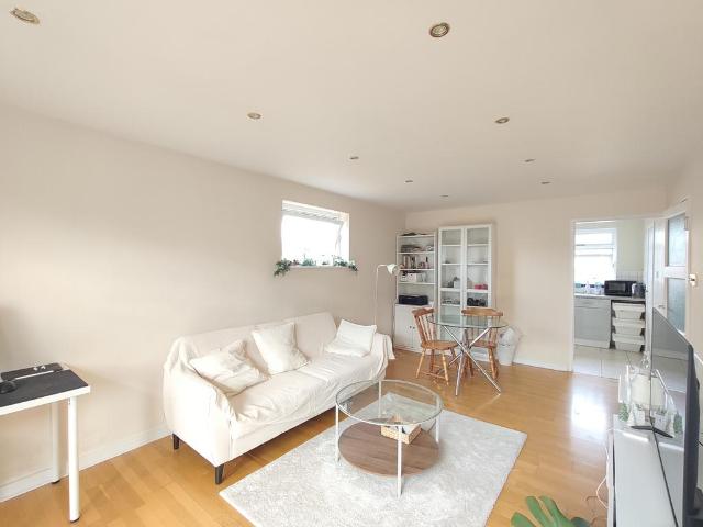 Florence Road 2 bed apartment to rent £2,400 pcm £554 pw