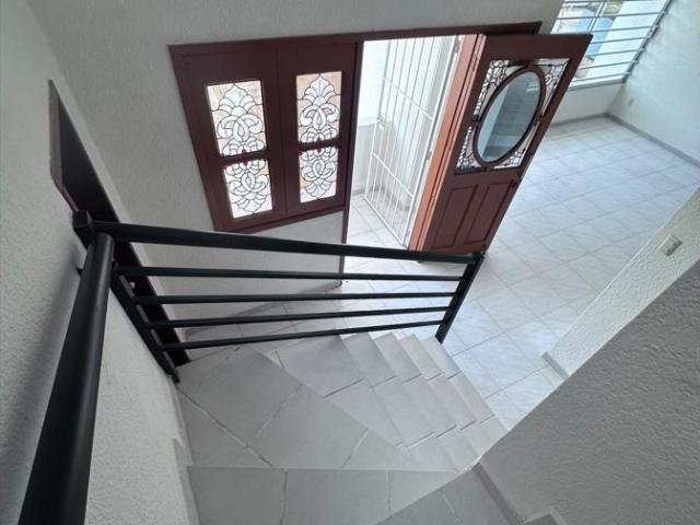 Floresta, Casa en Venta en avenida principal de 3 rec?maras con cuarto de servicio