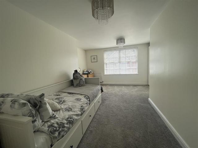 Florey Gardens, AYLESBURY 2 bed flat to rent £1,350 pcm £312 pw