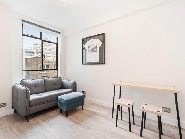 Florin Court, 6 9 Charterhouse. Studio to rent £1,950 pcm £450 pw