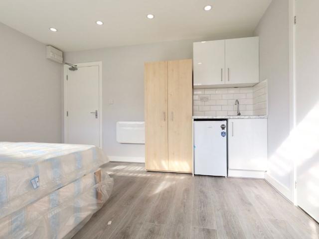 Floriston Avenue UB10, Studio to rent, £1,000 pcm | PrimeLocation