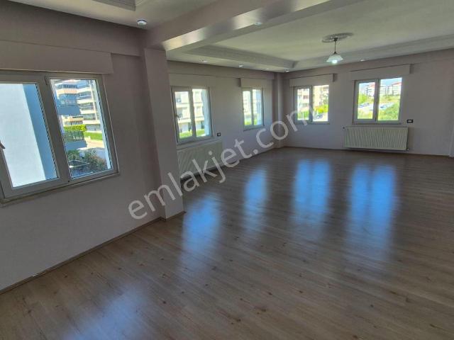 Florya Gayrimenkul’den Kiralık Prestijli 4+1 Lüks Daire
