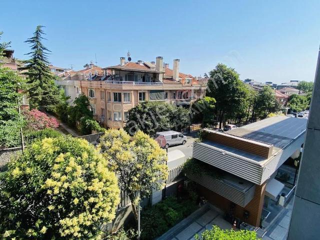 Florya Ekşinar Konaklarında Havuz Manzaralı Prestijli 4+1 Daire
