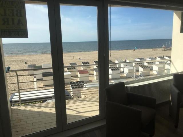 Flat met frontaal zeezicht Strandplein Oostende. Vol