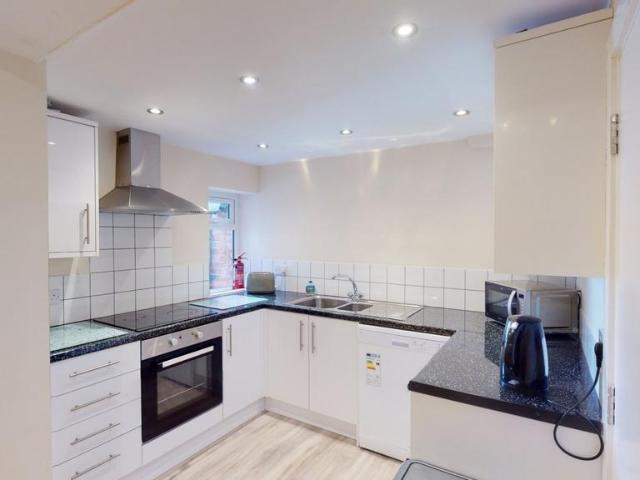 Flat A, 16 Newstead Grove, The. 6 bed flat to rent £4,004 pcm £924 pw