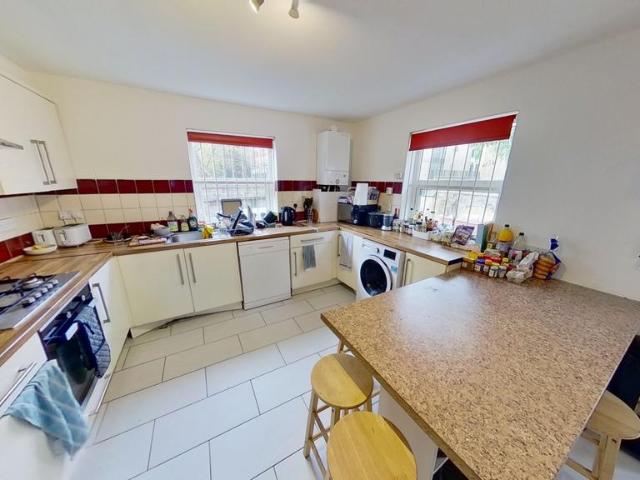 Flat A, 46 Addison Street 6 bed ground floor flat to rent £3,900 pcm £900 pw