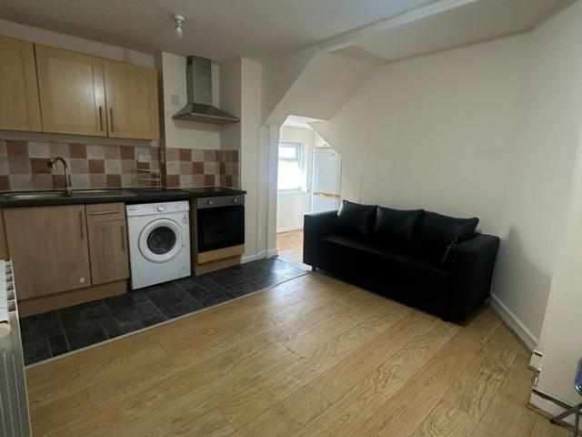 Flat A, Guildford House, Guildford Street, Luton LU1, 2 bed flat to rent, £1,300 pcm | PrimeLocation