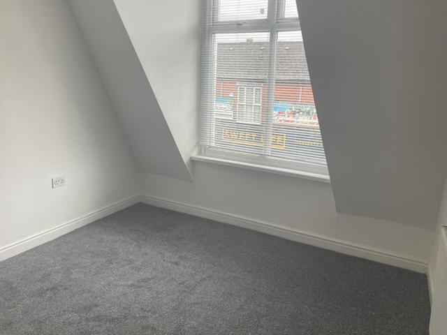 Flat above beauty salon