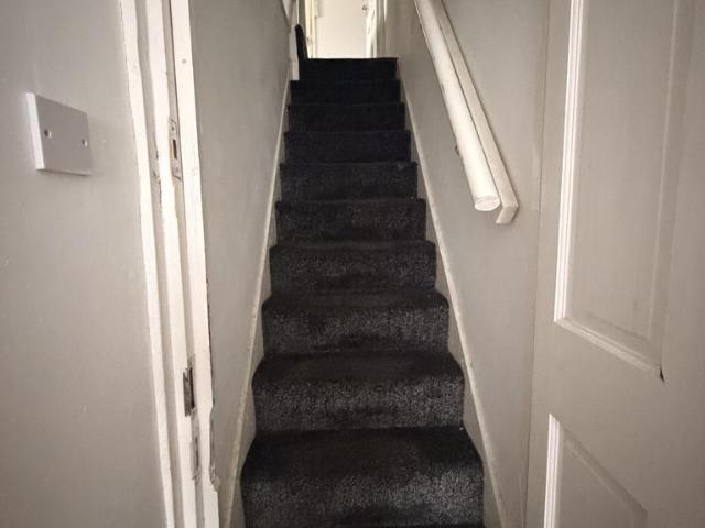 Flat Above 70 Showell Green 1 bed flat to rent £800 pcm £185 pw