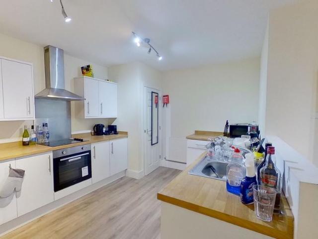 Flat B, 16 Newstead Grove, The. 4 bed ground floor flat to rent £2,669 pcm £616 pw