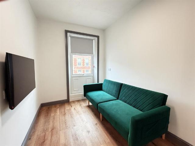 Flat B, 49 Holyhead Road