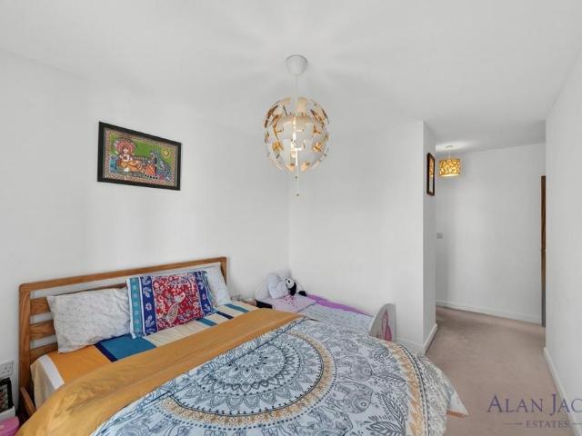 Flat, Barking IG11 2 bed flat to rent £2,100 pcm £485 pw