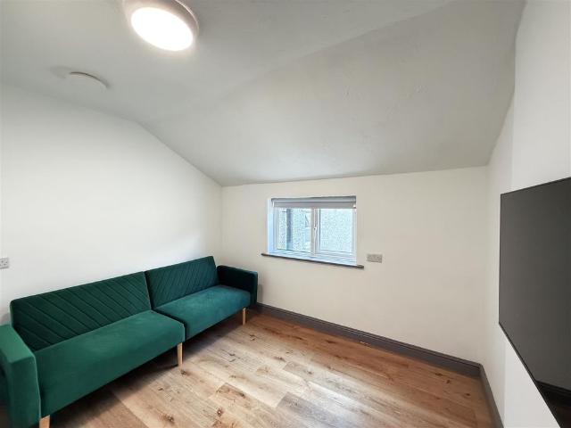Flat C, 49 Holyhead Road