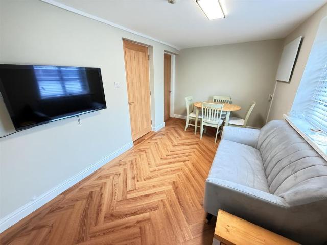Flat C, 51 Holyhead Road