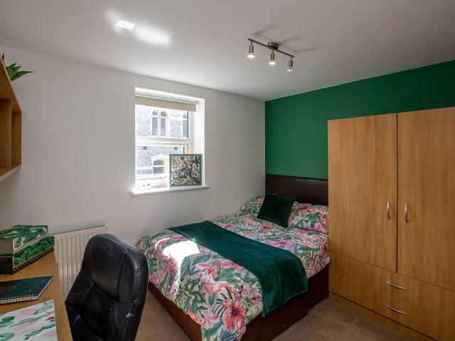 Flat C The Clubhouse 4 bed apartment to rent £2,617 pcm £604 pw