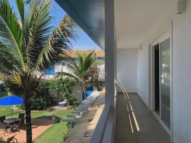 Flat com 1 suíte, vista para o jardim em condomínio frente mar