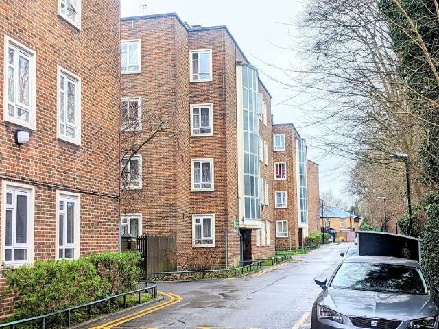 Flat, Crouch Hall Court, Sparsholt. 3 bed flat to rent £2,750 pcm £635 pw