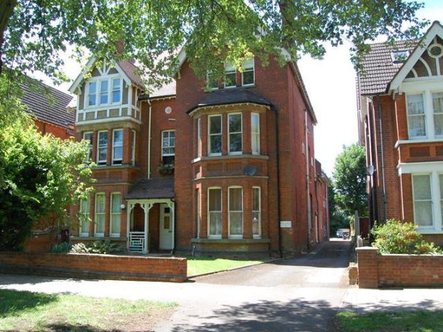 Flat, De Parys Avenue, MK40 2TP 1 bed flat to rent £875 pcm £202 pw