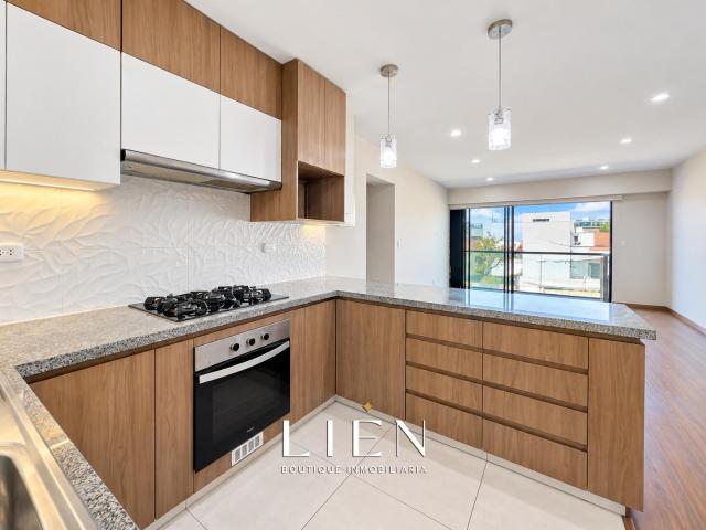 Flat de 3 dormitorios con balcón y vista externa en Surco