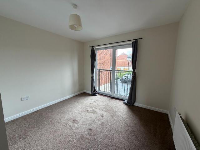 Flat, Edward House, Albert Court. 2 bed flat to rent £725 pcm £167 pw