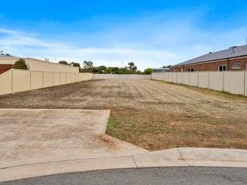 Flat, Fully Serviced Block Close to the Murray River