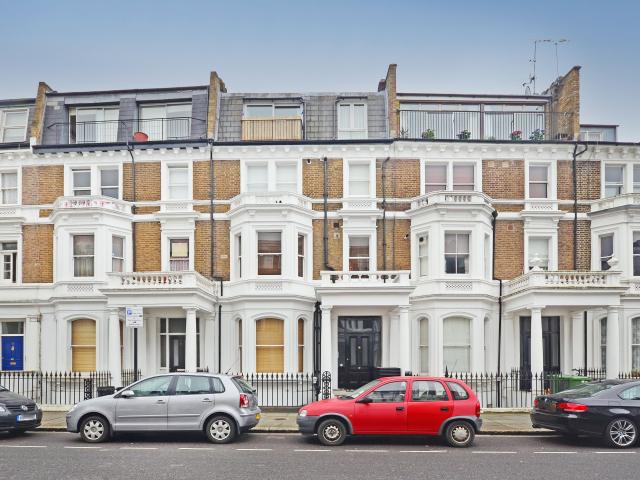 Flat for Rent in Sinclair Gardens | Foxtons