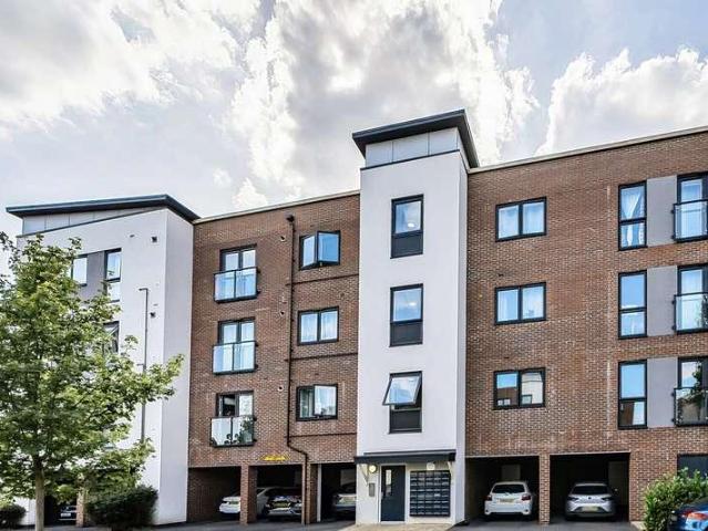 2 bed flat for sale