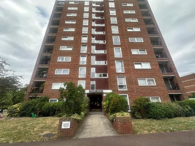 Flat, Gilbert Court, Green Vale, London 2 bed flat to rent £2,300 pcm £531 pw