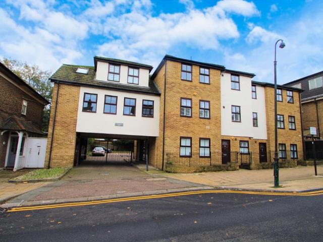 Flat, Hastingwood Court, Queens. 2 bed apartment to rent £1,700 pcm £392 pw