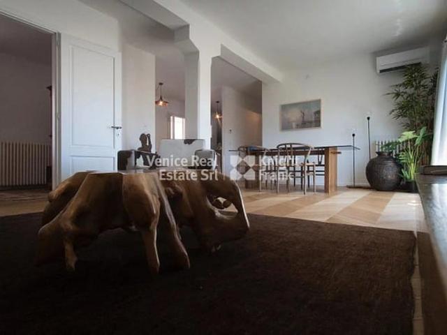 Flat in Dorsoduro with terraces and city view