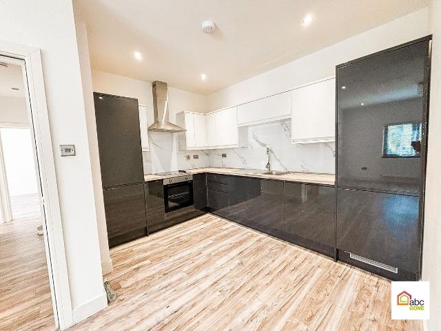 Flat, London Road North, Merstham, Redhill RH1, 2 bed flat to rent, £1,750 pcm | PrimeLocation