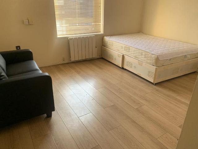 Flat, Park Street, Luton LU1, Studio to rent, £700 pcm | PrimeLocation