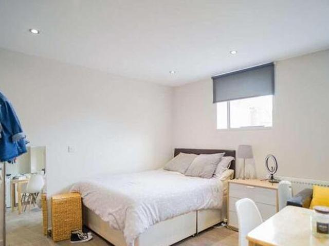 Flat, St Peters Close, Studio Flat For