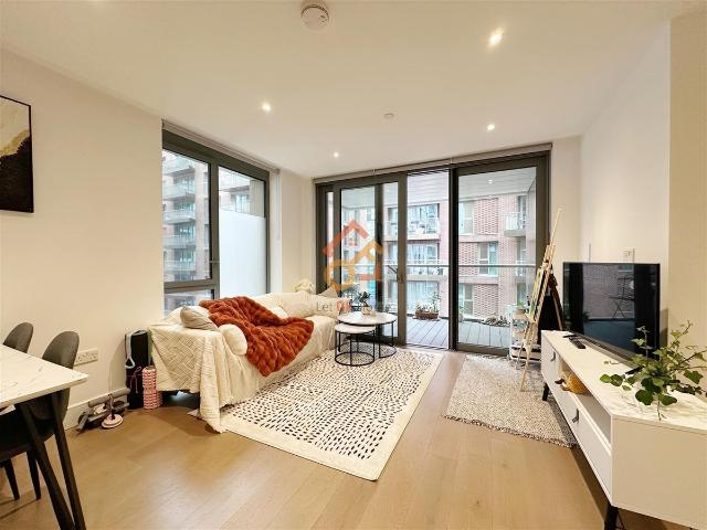 Flat Share Chartwell House, 4 Palmer Road, London SW11, Room to rent, £2,000 pcm | PrimeLocation