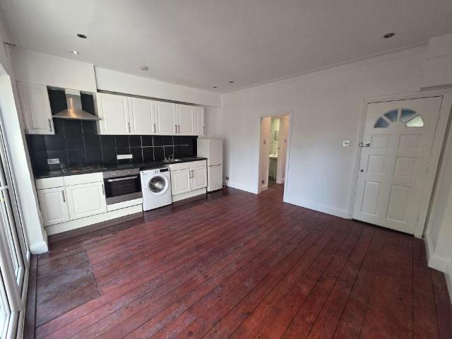 Flat, Telford Avenue, SW2 1 bed apartment to rent £1,399 pcm £323 pw
