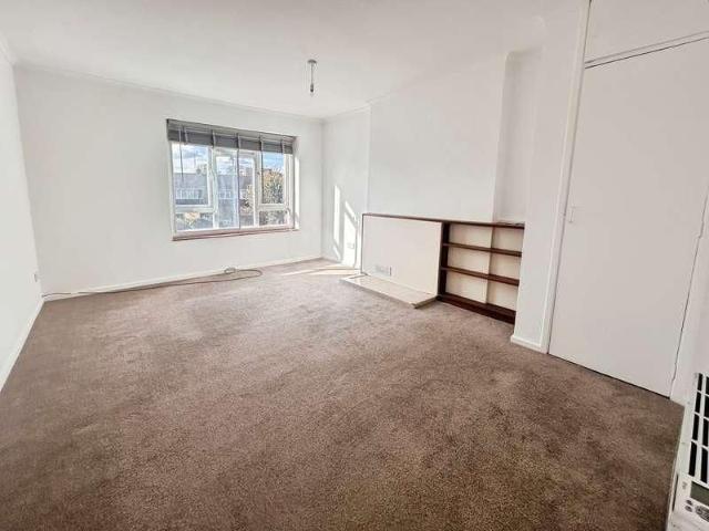 Flat, The Broadway, Thatcham, Berkshire, RG19