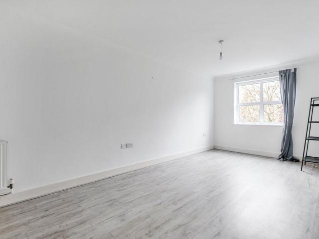 Flat to rent Compass Lane, Bromley, BR1