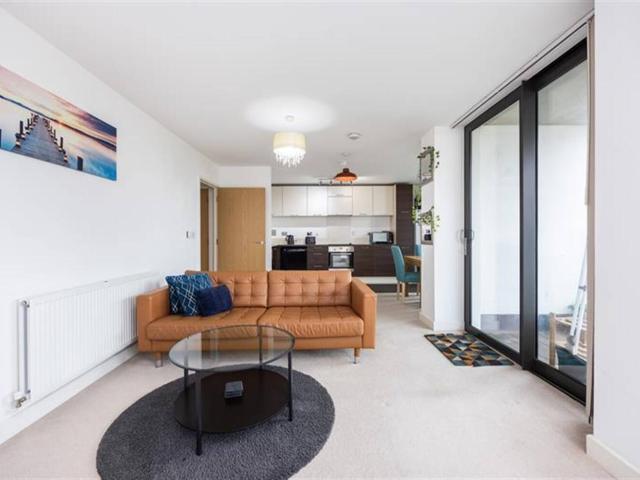 Flat to Rent: Connaught Heights, E16